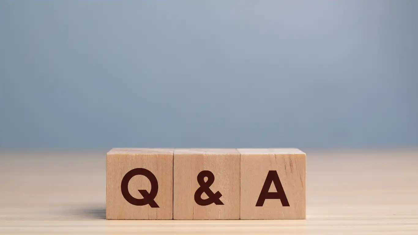 Q&Aと書かれた積み木