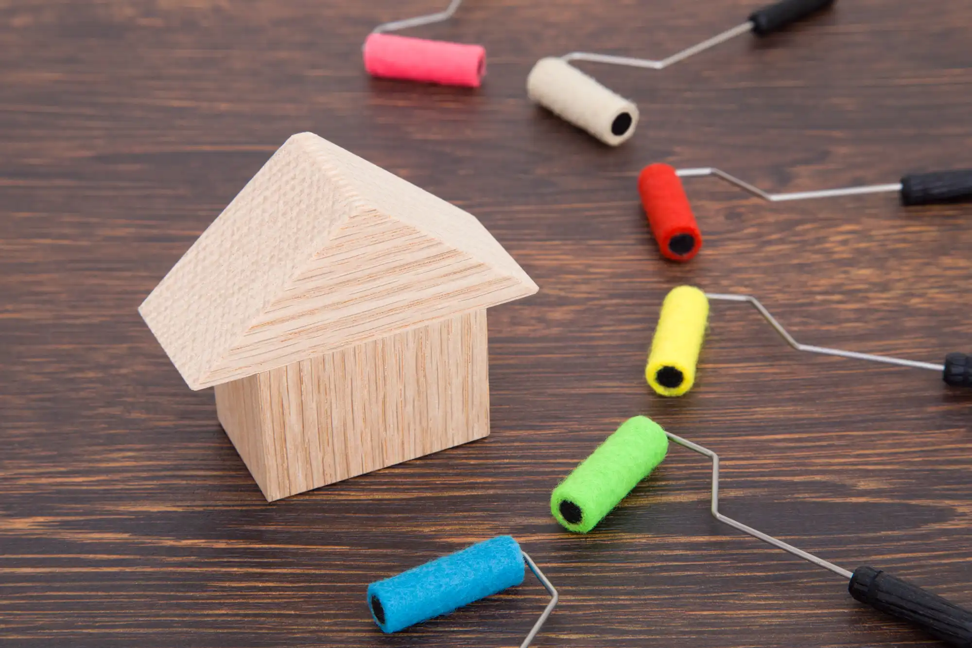 家の模型の周りにローラーが置かれている