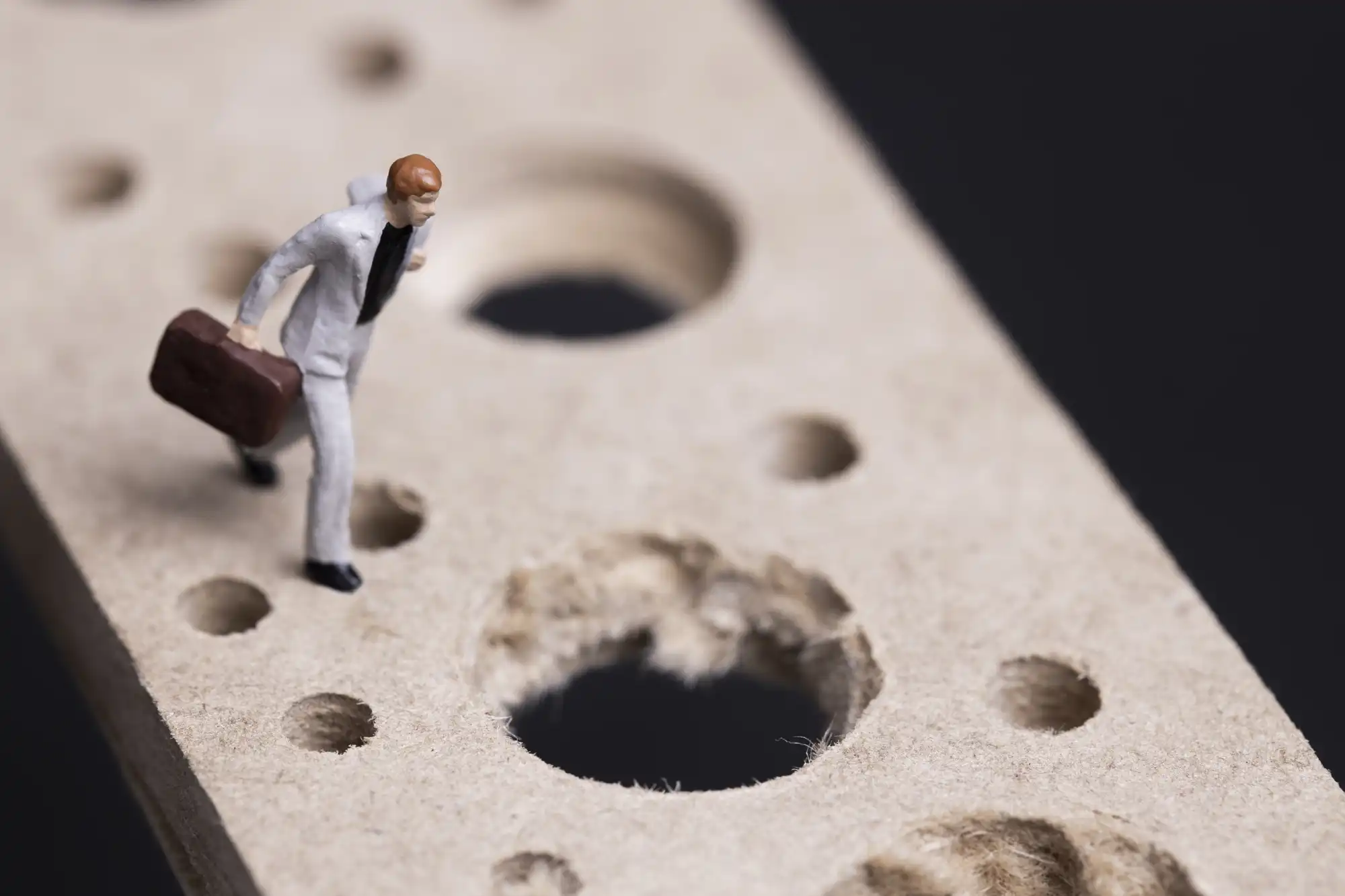 穴が空いているきの上を歩いている人の模型