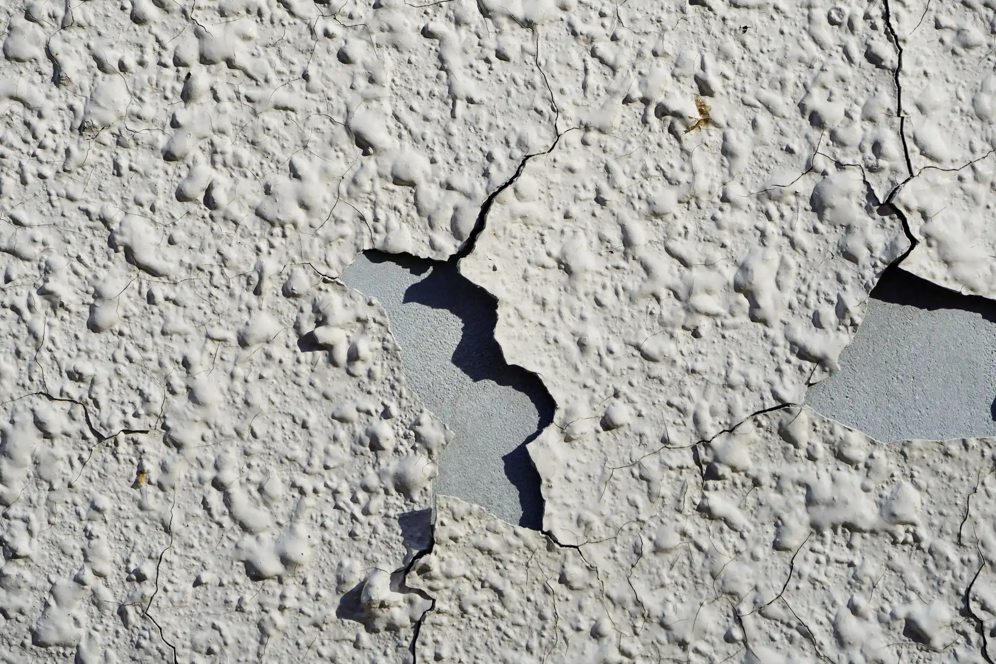 塗装が剥がれた外壁