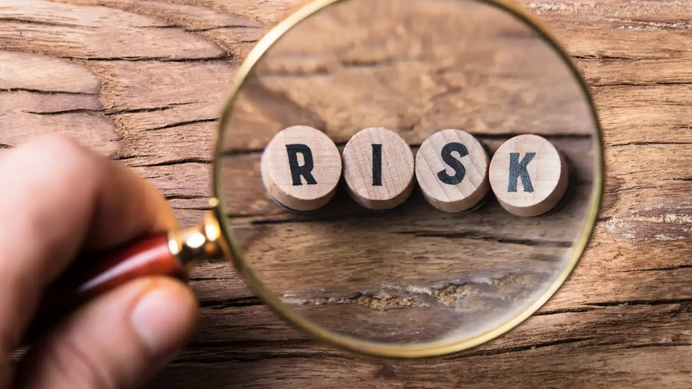 RISKと書かれた積み木を虫眼鏡で見ている