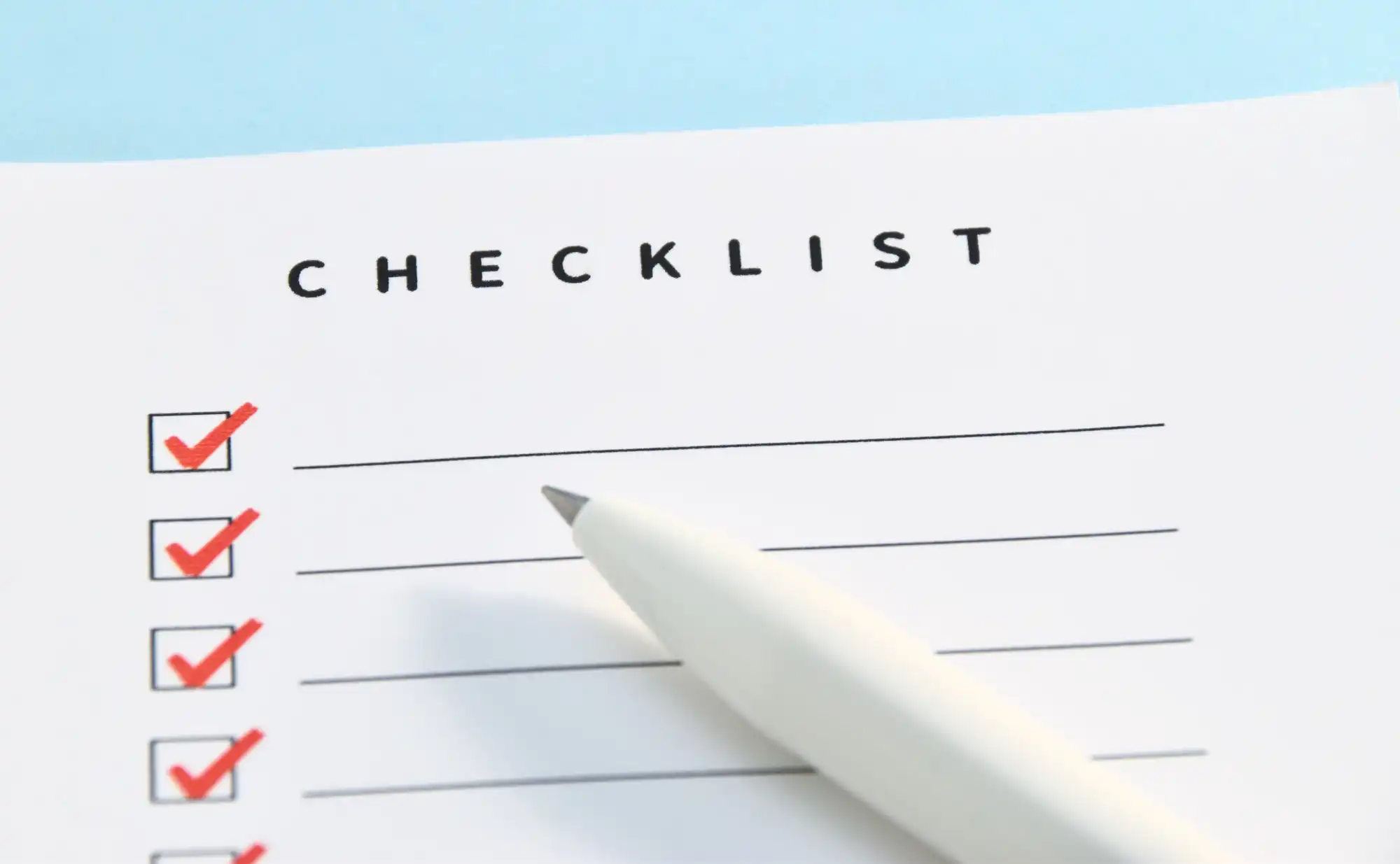赤ペンでチェックされたチェックリスト