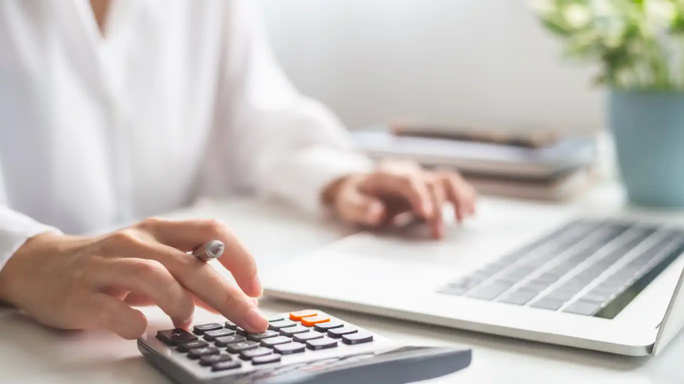 電卓を弾きながらパソコンに入力している