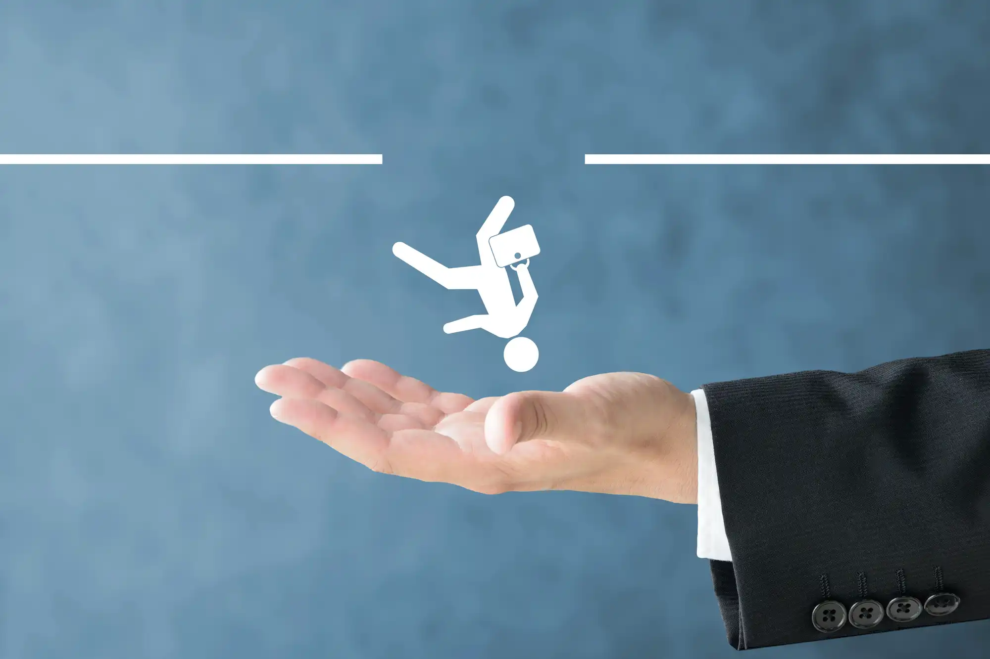 手のひらに落ちる人の模型