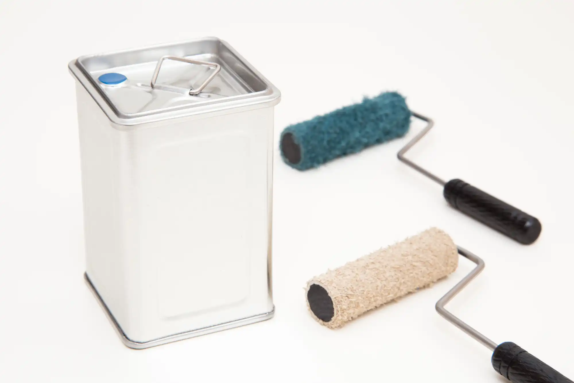 一斗缶の横に置かれたローラー