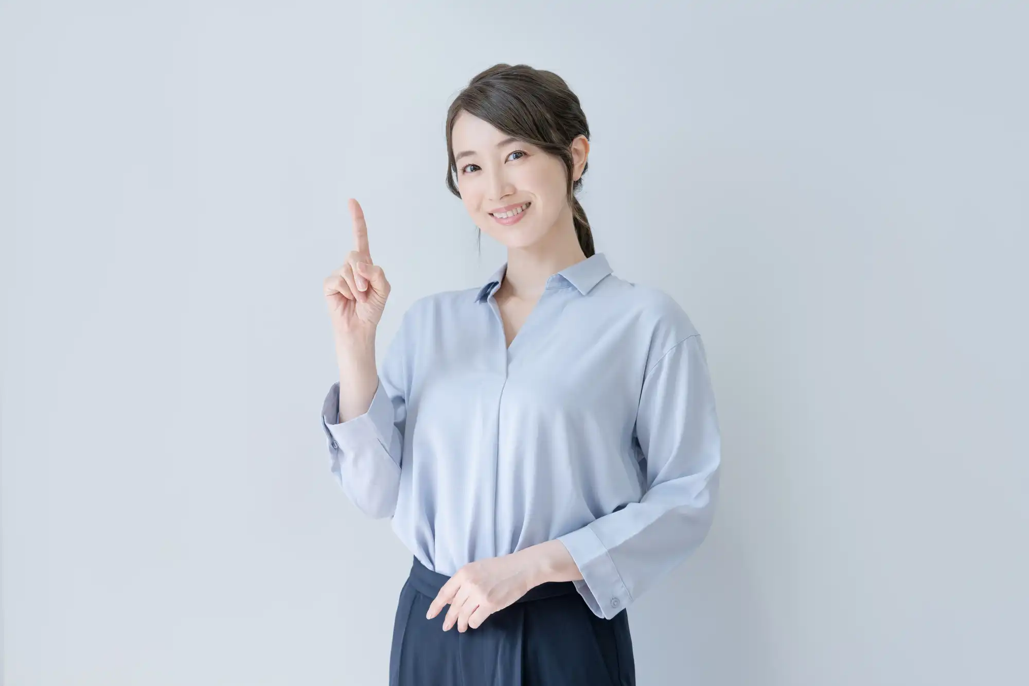 指を立てている女性