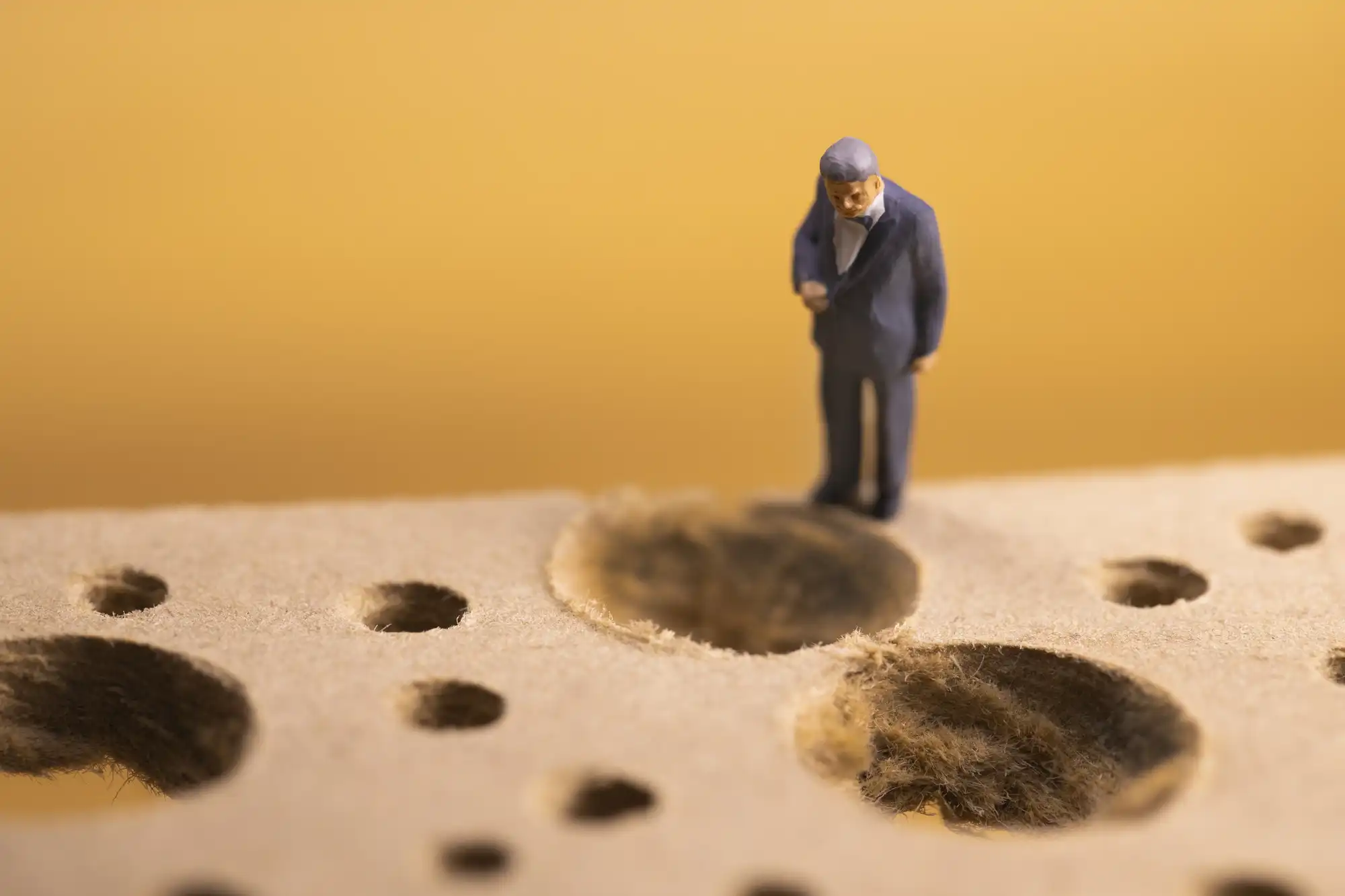 落とし穴を見つめる人形