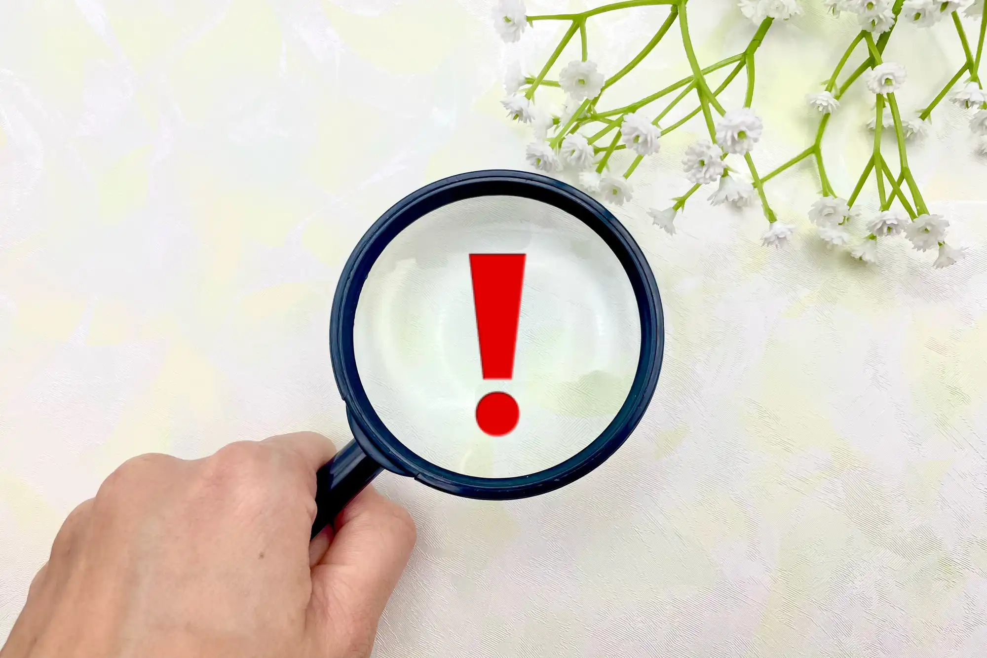 ビックリマークを虫眼鏡で見ている