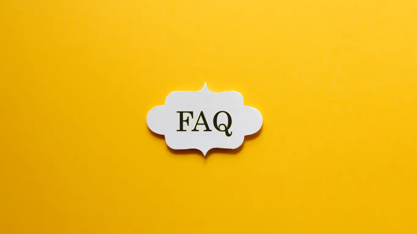 吹き出しの模型にFAQと書かれている